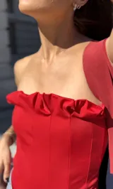 Top de traje de baño strapless color rojo, con diseño tipo corset con costuras verticales y detalle de volado en el escote.
