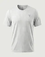 Remera deportiva Tiffosi de running para hombre, de color blanco con sutil patrón geométrico tono sobre tono, manga corta y cuello redondo.