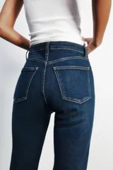 Pantalón de jean azul oscuro de tiro alto, corte cropped flare y cinco bolsillos.