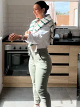 Pantalon de bengalina color beige, de corte recto y tiro medio, con cintura elástica ajustable mediante cordón y bolsillos laterales.