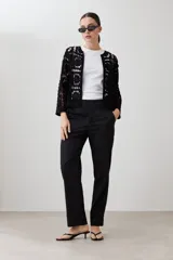 Chaqueta corta de crochet color negro, con diseño de cuadrados calados y manga tres cuartos.