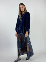 Pollera larga de color azul con estampado abstracto en tonos marrones.