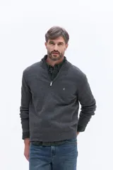 Buzo de tejido de punto color gris, con cuello alto y cierre frontal parcial. Presenta un diseño de calce regular con logo bordado en el pecho.