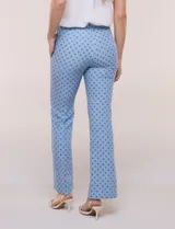 Pantalón de vestir de tiro alto marca Elie Tahari, con diseño semi-acampanado y estampado geométrico en tonos celestes y azules. Cuenta con pretina limpia, cierre frontal oculto y bolsillos laterales.
