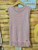 Chaleco tejido de punto color rosado, con cuello redondo y flecos en el ruedo.