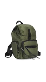 Mochila de nylon color gris azulado, con tapa superior y cierre de broche metálico. Cuenta con un bolsillo frontal con cierre y bolsillos laterales con cierre, además de correas regulables para la espalda y asa superior de mano.