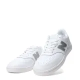 Championes urbanos New Balance modelo Court, color blanco con logo lateral en plateado texturizado. Presentan puntera perforada para mayor ventilación y suela de goma al tono.
