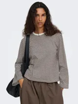 Top de manga larga con diseño a rayas horizontales en color marrón y blanco, cuello redondo y corte holgado.