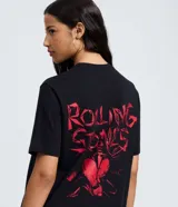 Remera de algodón color negro, con cuello redondo, manga corta y estampa frontal geométrica en color rojo inspirada en el logo de The Rolling Stones.