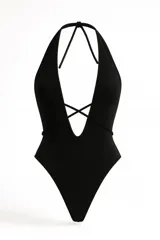 Malla entera negra con forro, corte tipo tanga en la parte trasera y espalda descubierta.