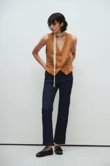 Pantalón de jean de tiro alto, calce recto y lavado estático azul.