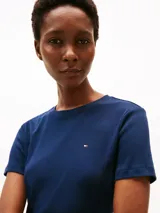 Remera azul marino de algodón con corte slim y cuello redondo. Tiene el logo de Tommy Hilfiger bordado en el pecho.