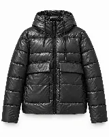 Campera acolchada de corte relajado, color negro con acabado brillante, capucha con cordones regulables, cierre frontal y bolsillos delanteros con tapa.