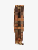 Bufanda de estilo clásico con estampado de cuadros en tonos tierra, verde militar y gris. Confeccionada en tejido suave y con flecos en los extremos.