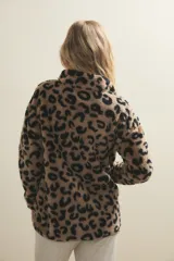 Campera de polar con textura suave y diseño estampado de animal print. Cuenta con cierre frontal completo, cuello alto y bolsillos frontales aplicados.