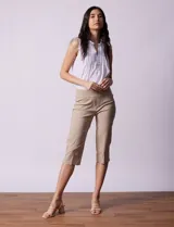 Bermuda color beige en gabardina elastizada, marca Ruby Rd. Con pretina ancha elastizada, bolsillos delanteros simulados y bolsillos traseros aplicados.