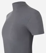 Blusa básica de ribana color marrón, con cuello alto y mangas cortas.