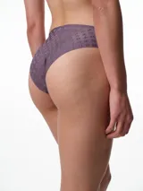 Bombacha tipo bikini de tiro medio confeccionada en microfibra con diseño jacquard. Presenta bordes cortados a láser para un ajuste invisible y cómodo. Cuenta con refuerzo interior de algodón.