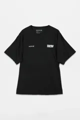 Remera unisex de corte oversized, color negro, con cuello redondo y mangas cortas. Presenta estampados minimalistas en el pecho.
