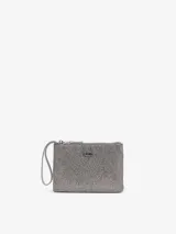 Monedero compacto Diesel Play Play Pouch II, color gris con textura metalizada, cierre superior de cremallera, correa de muñeca y detalle del logo metálico en el frente.