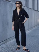 Pantalón de vestir negro de corte recto y tiro alto, con bolsillos laterales y cintura elástica.