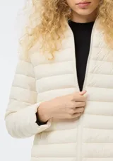 Campera puffer de diseño acolchado, color marrón, con cuello alto, cierre frontal y bolsillos laterales invisibles.