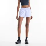 Short deportivo New Balance de dama, color celeste claro, con cintura elástica y tecnología NB Dry para absorción de humedad. Incluye logo reflectante de la marca en el lateral.