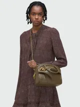 Cartera tipo bauletto color verde oliva, con diseño estructurado, cierre superior con cremallera y herrajes metálicos dorados. Incluye asas cortas y una correa larga ajustable para llevar al hombro o cruzada.