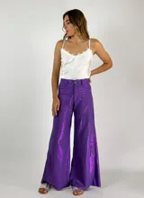 Pantalón de lino color naranja, de corte palazzo y tiro alto.