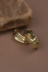 Aros tipo argollas de diseño artesanal con acabado texturizado y forma irregular. Fabricados en bronce y alpaca, con pernos y cierres de plata 925.