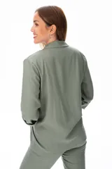 Blazer verde musgo de corte entallado con terminaciones impecables, bolsillos funcionales y botón frontal. Confeccionado en algodón, poliéster y viscosa.