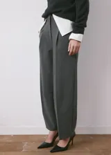 Pantalón de vestir de tiro medio, corte recto y diseño largo con detalle de pinzas frontales. Cuenta con dos bolsillos laterales y cierre oculto con botón, gancho y cremallera.