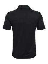 Chomba Under Armour modelo UA MS Team Tech Polo, de color negro, con cuello camisero y cierre frontal de botones. Cuenta con el logo de la marca estampado en el pecho en color blanco. Confeccionada en tejido suave y ligero.