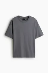 Remera de algodón de peso medio color gris, con cuello redondo ribeteado, hombros caídos, mangas cortas y corte relajado.