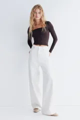 Top de manga larga de microfibra, con escote cuadrado y ajuste entallado.