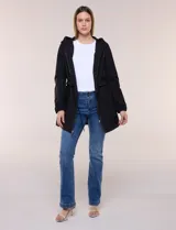 Campera liviana negra de silueta semilarga, con capucha fija, cuello alto, cierre frontal y cordón ajustable en la cintura.