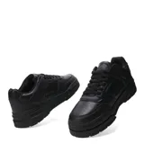 Championes urbanos de diseño moderno, combinando paneles en color beige y blanco. Presentan una silueta robusta con suela de plataforma en tono crema y base de goma, cordones al tono y detalle de textura perforada en los laterales.