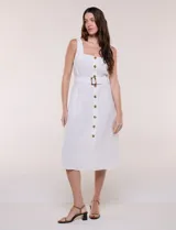 Vestido midi blanco sin mangas con escote recto, abotonadura frontal con botones carey, bolsillos laterales y cinto textil con hebilla para ajustar la cintura.