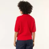 Sweater de punto rojo con cuello polo y escote en pico, de manga corta y diseño holgado.