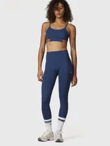 Calza deportiva de largo tobillero color azul denim, confeccionada en tejido suave con tecnología Aloe Vera. Cuenta con un bolsillo lateral y una pretina con banda elástica en la cintura para un ajuste cómodo.