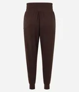 Pantalón jogger deportivo Get Over de color marrón, con cintura elástica ajustable con cordón, bolsillos laterales y puños elásticos en los tobillos.
