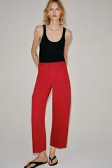 Jeans de tiro medio y corte relaxed en color rojo, con diseño de cinco bolsillos y costuras verticales en el frente.