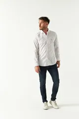 Camisa de manga larga para hombre, color blanco con micro-estampado de cuadros en tonos claros. Corte slim y logo bordado en el pecho.