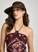 Visera marrón de rafia con detalles en tela y herrajes metálicos dorados.