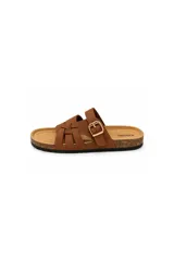 Sandalias de tiras entrelazadas color marrón tostado, con plantilla anatómica, base tipo corcho y una tira superior con hebilla metálica ajustable.