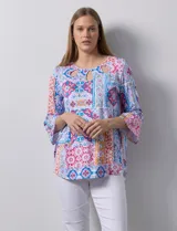 Blusa estampada de seda fría marca Ruby Rd., con cuello redondo con aberturas y mangas 3/4 amplias.