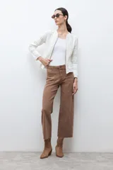 Pantalón tipo culotte de jean color marrón tostado, con tiro alto, bolsillos delanteros tipo parche y terminación deshilachada en el ruedo.