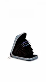 Tarjetero de diseño compacto en color tostado, con cierre perimetral metálico y visor frontal transparente para identificación o tarjetas.