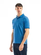 Chomba manga corta color borgoña con cuello clásico y borde azul marino.