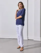 Remera marrón de tejido bordado, marca French Loundry. Tiene escote redondo y mangas tres cuartos.